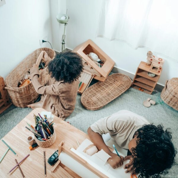 des enfants d'environ six sept ans qui jouent et dessinent dans une école ou une garderie