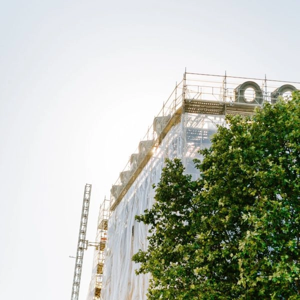 immeuble en travaux à bordeaux avec un échaffaudage