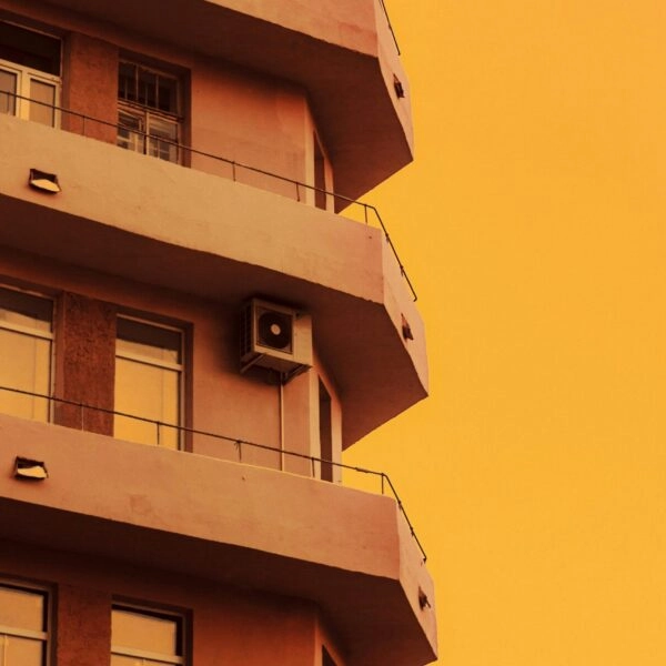 immeuble d'habitation vertical en copropriété avec des balcons et un extracteur de climatisation